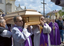 	Trumnę nieśli koledzy kursowi zmarłego. 