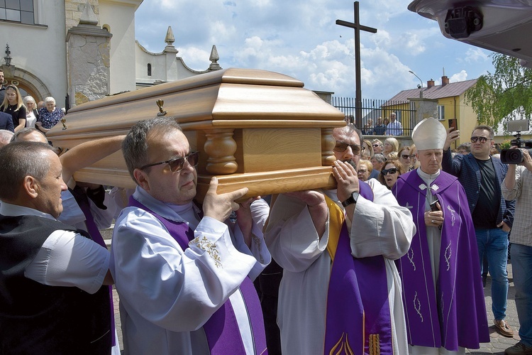 	Trumnę nieśli koledzy kursowi zmarłego. 