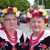 	Uczestniczki w strojach regionalnych.