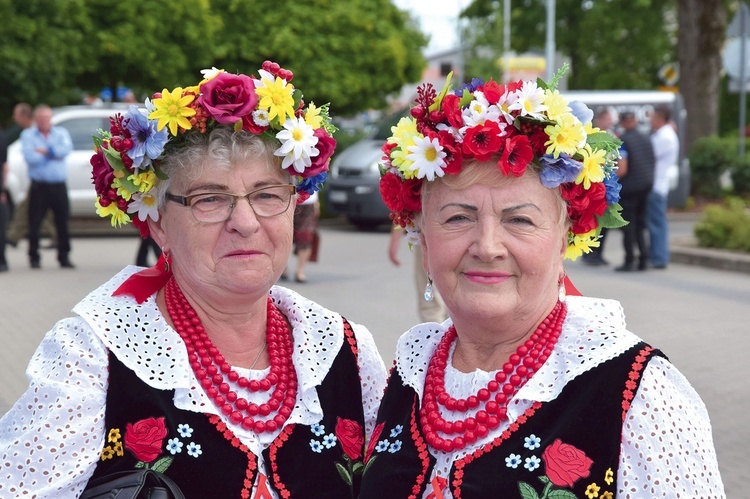 	Uczestniczki w strojach regionalnych.