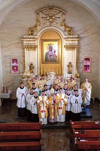 Strój duchowny przyjęli klerycy: Łukasz Kozon, Mateusz Paluszkiewicz, Jan Pietryka, Michał Piotrowski, Łukasz Przewłocki, Jakub Stafii, Marcin Stefanowski, Piotr Szeląg, Łukasz Wróbel i Karol Wyleziński.