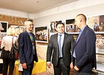 	Jarosław Źrałka (z lewej) i Billy Toshiko Lam Padilla podczas wernisażu.