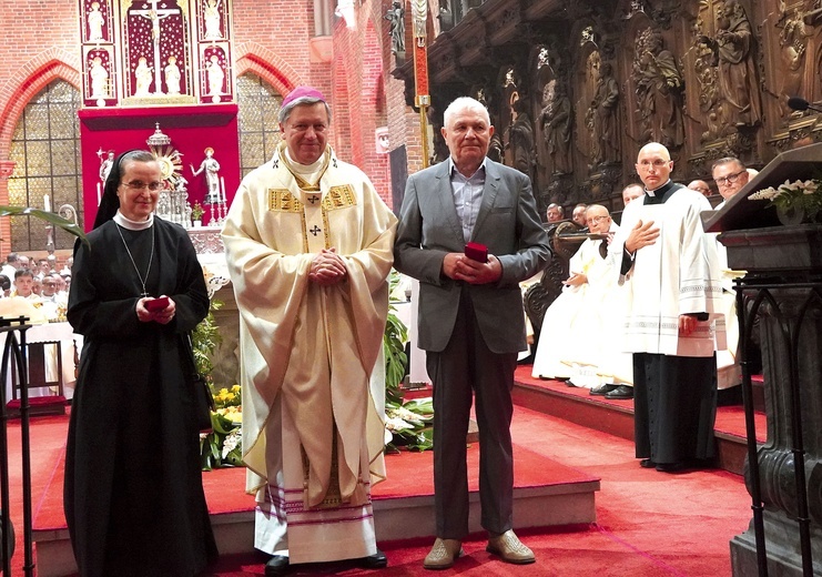 Arcybiskup wręczył Medale św. Jadwigi Śląskiej s. Dorocie Zamojskiej, która w ostatnich latach pełniła funkcję diecezjalnej referentki zakonnej, i Tadeuszowi Rajterowi z parafii pw. św. Jacka we Wrocławiu.