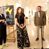 Do zwiedzania ekspozycji zapraszają (od lewej): Katarzyna Ziemska, Diana Lelonek, dyrektor Leszek Ruszczyk i Magdalena Kołtunowicz.