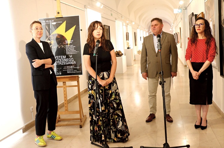 Do zwiedzania ekspozycji zapraszają (od lewej): Katarzyna Ziemska, Diana Lelonek, dyrektor Leszek Ruszczyk i Magdalena Kołtunowicz.