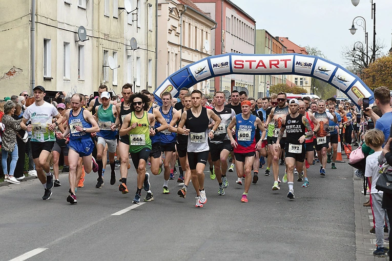 Tutaj dba się nie tylko o ducha, ale i o ciało. Działa tu Parafialny Klub Sportowy „Antoni”, a także organizowany jest znany w całym regionie, ba, nawet Polsce, Bieg do Pustego Grobu. W tym roku odbył się po raz dziesiąty.