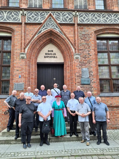 Pielgrzymka księży z biskupem do Torunia 