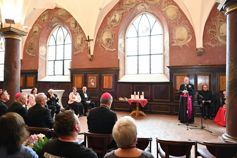 Papieskie krzyże wręczono w Oliwie