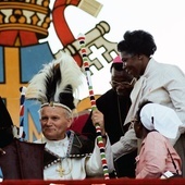 Z czarnymi piórami na głowie, czyli Jan Paweł II w Afryce