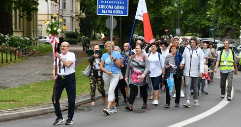Pielgrzymowali po Winnym Grodzie od parafii do parafii