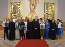 Studenci z wykładowcami w kaplicy seminaryjnej.