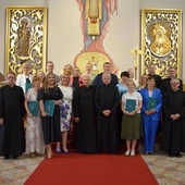 Studenci z wykładowcami w kaplicy seminaryjnej.