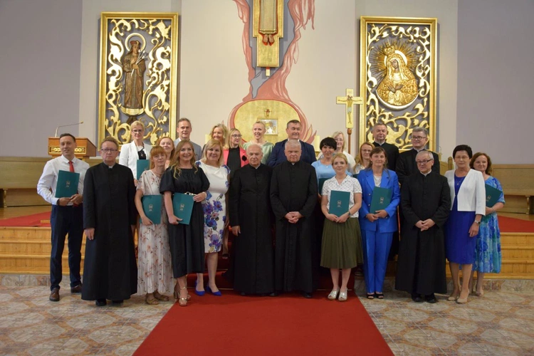 Studenci z wykładowcami w kaplicy seminaryjnej.