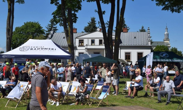 Festyn w ogrodach plebańskich.