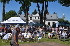 Festyn w ogrodach plebańskich.