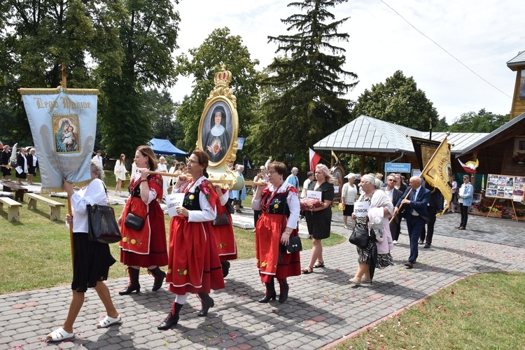 Niektóre delegacje asyst procesyjnych z parafii włożyły stroje regionalne.