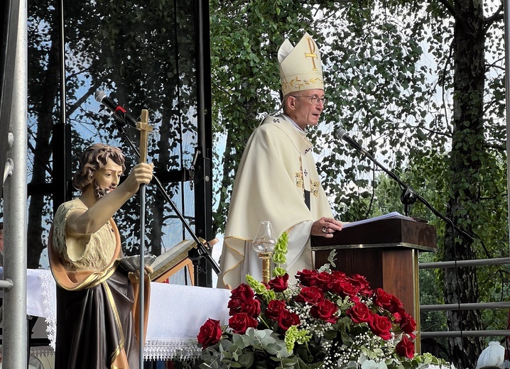 - Cieszę się że papież Franciszek przychylił się do wspólnej prośby: mieszkańców Łazisk i parafian tutejszych parafii, władz miasta i Kościoła, by oficjalnie ogłosić św. Jana patronem miasta - mówił podczas homilii abp Adrian Galbas.