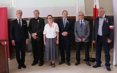 Odznaczeni z Krzysztofem Szwagrzykiem, zastępcą prezesa IPN.