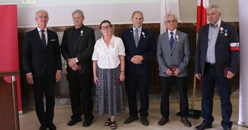 Odznaczeni z Krzysztofem Szwagrzykiem, zastępcą prezesa IPN.