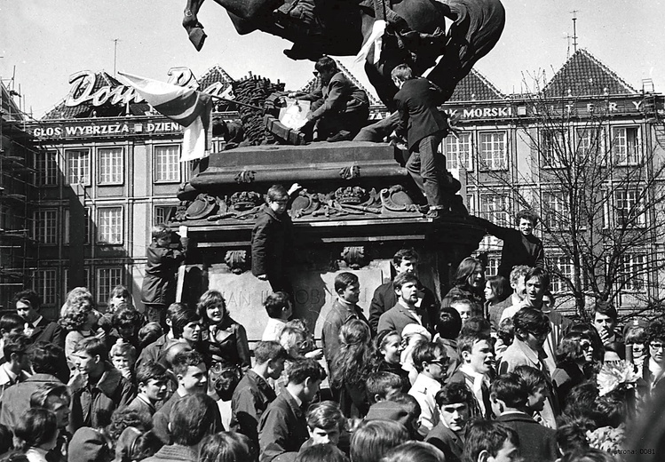 Manifestacja z 1 maja 1971 roku. Jej uczestnicy domagali się m.in. ukarania winnych śmierci robotników w czasie Grudnia 1970.