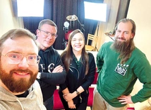 Zespół tworzący Święty Monitor to księża Iwanecki i Piekło, Agata Krosny i Filip Zduńczyk.