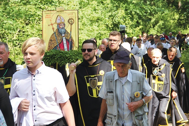 W procesji poniesiono ikonę św. Ottona.