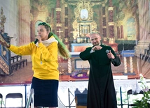 Inga Pozorska z Mocnych w Duchu i ks. Marcin Piotrowski.