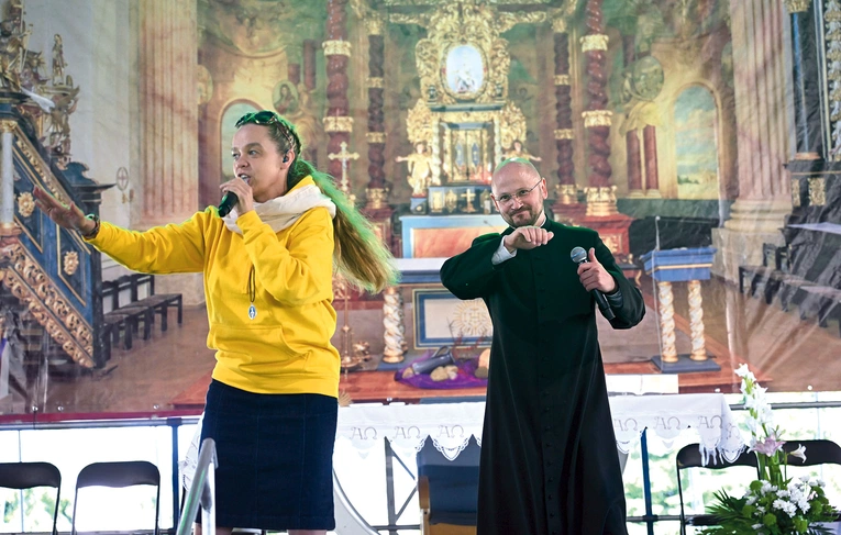 Inga Pozorska z Mocnych w Duchu i ks. Marcin Piotrowski.