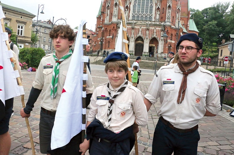 Krakowscy harcerze w trakcie uroczystości jubileuszowych na Rynku Podgórskim.