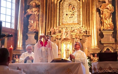 Zanim nastąpiła liturgia eucharystyczna, bp Osial i proboszcz Leśniewski poświęcili ołtarz, z którego nastawy spogląda Matka Boża Topolska.