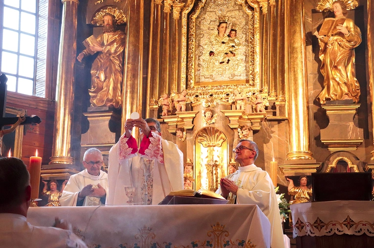 Zanim nastąpiła liturgia eucharystyczna, bp Osial i proboszcz Leśniewski poświęcili ołtarz, z którego nastawy spogląda Matka Boża Topolska.