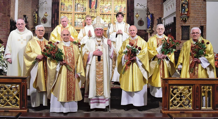	Księża jubilaci na pamiątkowym zdjęciu.