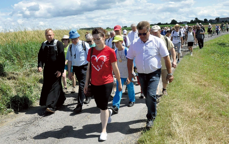 	Wspólnie na szlaku wśród pięknej przyrody.
