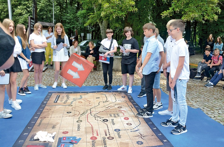 Jako pierwsi zagrali uczniowie klasy VI b z PSP nr 3 w Prudniku.
