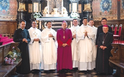 Po zakończonej Mszy św. nowo wyświęceni księża otrzymali nominacje  na swoje pierwsze parafie.