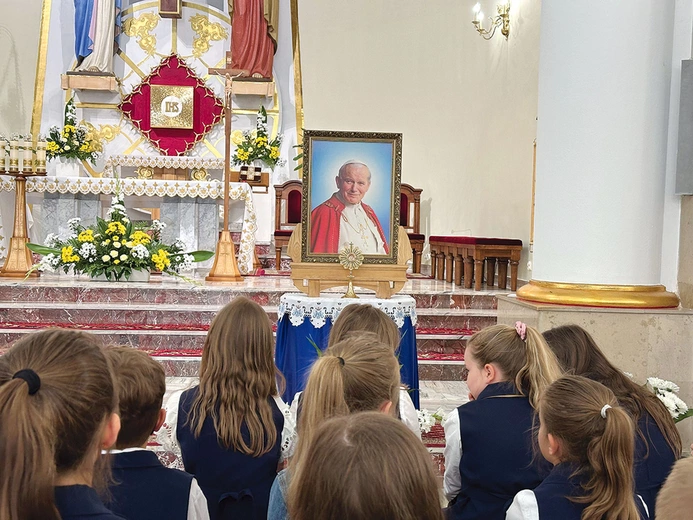 Uroczysta Eucharystia w parafialnym kościele.