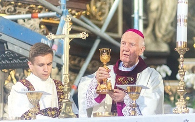 Jubilat podczas sprawowania Eucharystii.