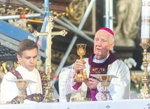 Jubilat podczas sprawowania Eucharystii.