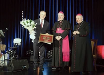 Okolicznościowe medale wręczyli laureatom biskupi.