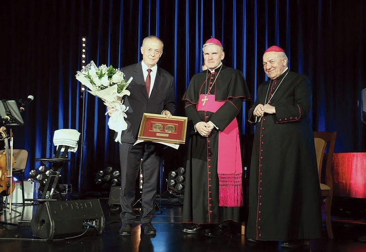 Okolicznościowe medale wręczyli laureatom biskupi.