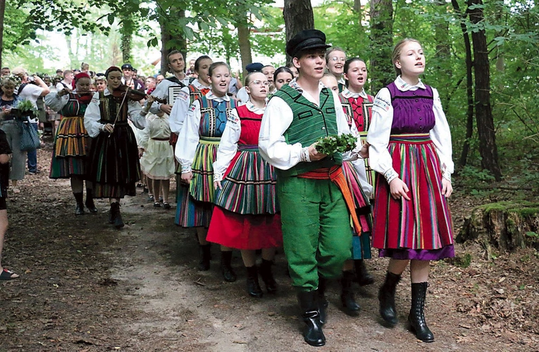 	Po spektaklu Wolanianki z uczestnikami imprezy przeszli w barwnym korowodzie nad rzekę, gdzie odbyło się rzucanie wianków na wodę.