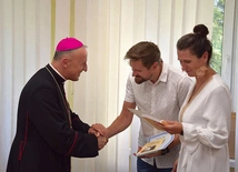 	Zaświadczenia wręczał bp Marek Solarczyk.