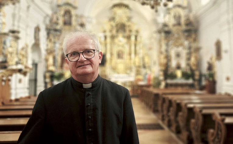 Ks. Paweł Mikulski proboszczuje tu od 2009 r. 