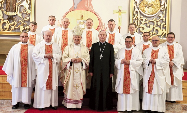 	Księża jubilaci z biskupami Markiem Solarczykiem i Piotrem Turzyńskim.