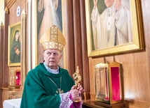 Relikwiarze wnieśli do świątyni Rycerze Jana Pawła II oraz siostry ze Zgromadzenia Sióstr Matki Bożej Miłosierdzia.