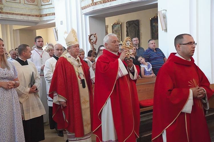 Podczas obchodów wprowadzono relikwie św. Szarbela. Po prawej nowo posłany misjonarz ks. Michał Olko.