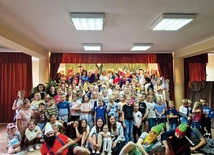 Uczestnicy bajkowego spotkana u serafitek.