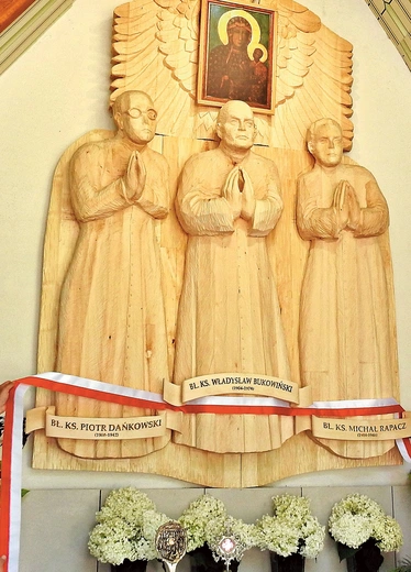 Płaskorzeźba w ołtarzu kaplicy.