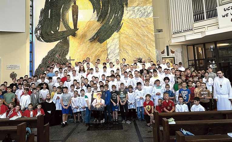 Ponad 160 ministrantów stanęło wokół wizerunku św. Tarsycjusza.