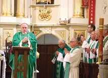 W Mszy św. pod przewodnictwem bp. Piotra Gregera uczestniczyli byli wykładowcy i absolwenci.